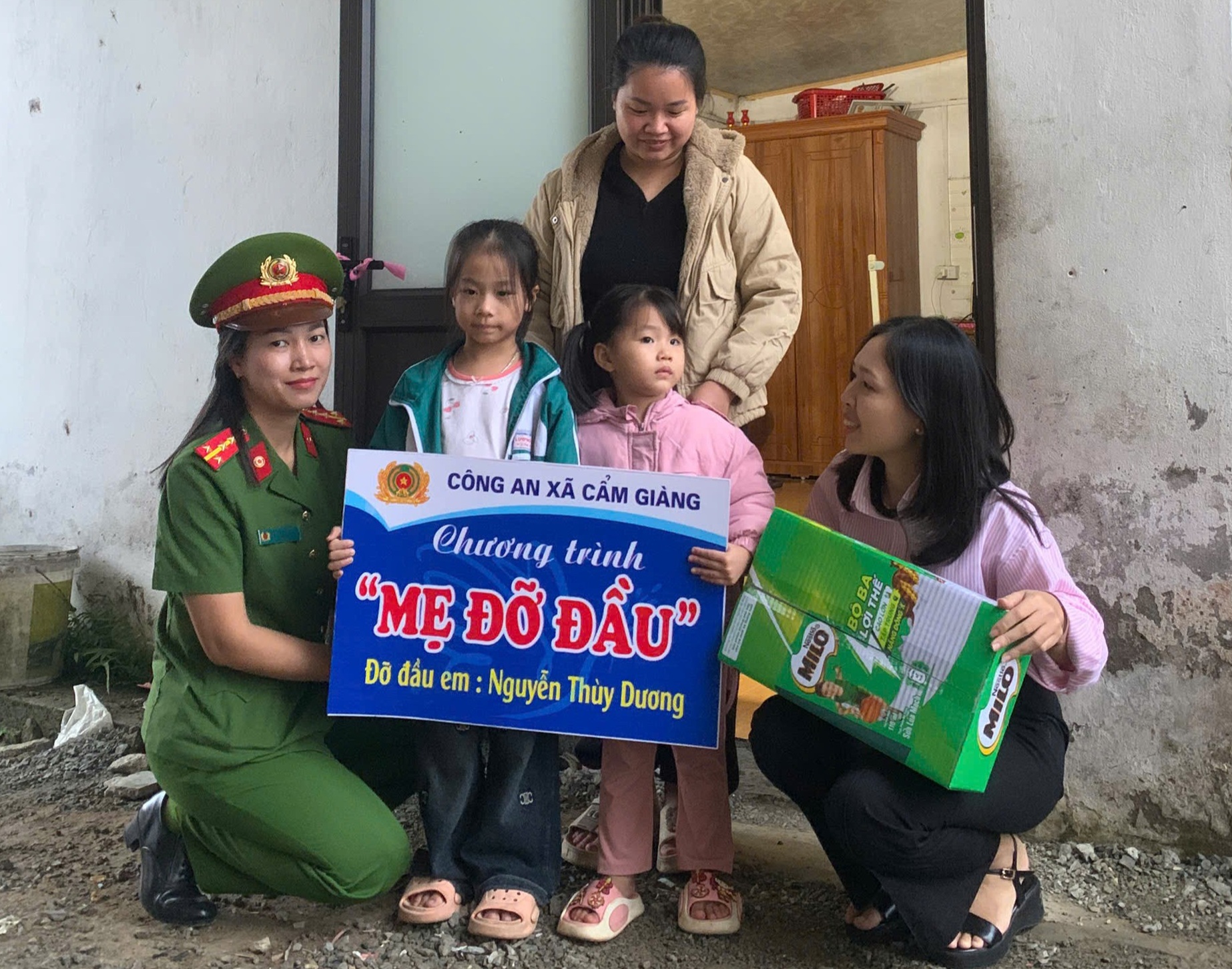 Công an xã Cẩm Giàng nhận đỡ đầu, trao quà tặng cháu bé có hoàn cảnh khó khăn